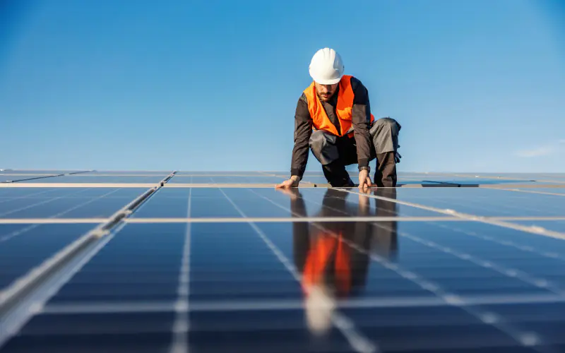 Installer des panneaux solaires : guide réglementaire pour électriciens