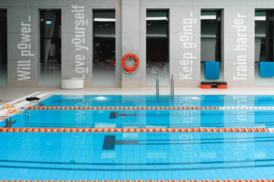 Chauffage de piscine intérieure : réglementation thermique et solutions techniques